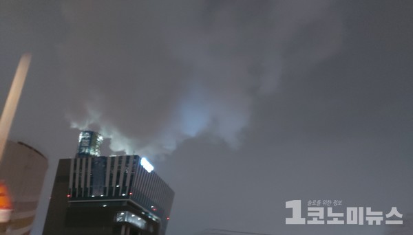 서울LNG발전소에서 하얀 연기가 뿜어져 나오고 있다.