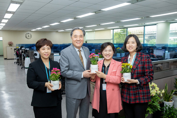 박차훈 새마을금고중앙회장은 새마을금고 콜센터에 방문해 직원들에게 꽃화분을 선물하고 격려하고 있다. 사진=새마을금고