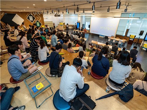 지난해 서울시 '2019 1인가구 포럼'의 모습. 다양한 성별, 연령의 1인가구들과 전문가들이 모여 정책토론을 진행했다. / 사진=서울시 제공