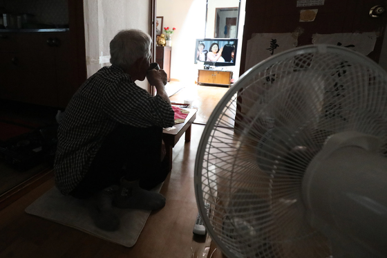 대구 중구의 한 노인이 선풍기를 틀어놓은 모습./사진=뉴스1