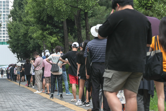 지난 8일 서울 송파구 올림픽공원에 마련된 임시 선별진료소에서 시민들이 검사를 받기 위해 길게 줄을 서있는 모습./사진=뉴스1