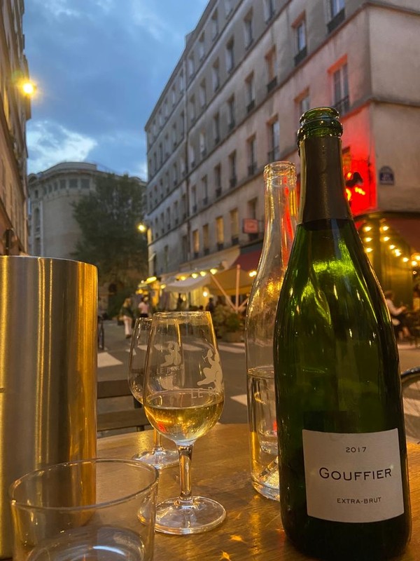프랑스 파리 시내에서 즐기는 와인./사진=정희정