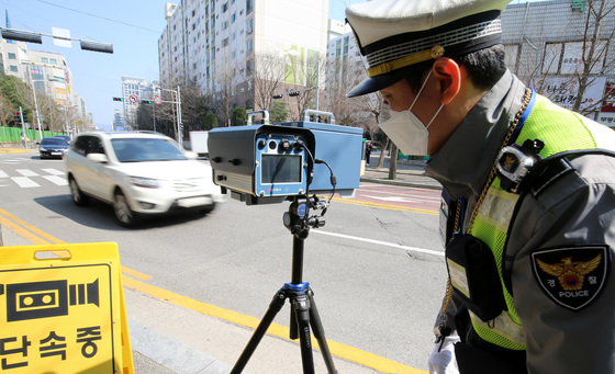 지난 3월 25일 대전에서 경찰이 속도위반 단속을 하는 모습. 사진은 기사와 무관./사진=뉴스1