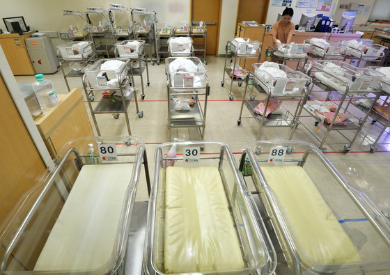 낮은 출산율로 서울시내 한 병원 신생아실이 비어있는 모습./사진=뉴스1