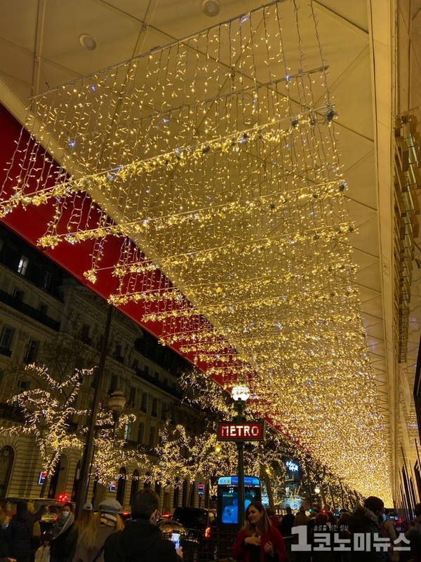 파리 시내 거리에서 크리스마트 분위기를 즐기는 시민들./ 사진=정희정
