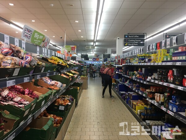 영국 슈퍼마켓 Lidl의 파스타 코너에서 장을 보는 사람들./ 사진=신락균