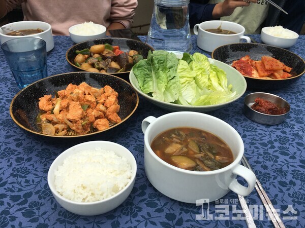 채식 위주의 식단을 실천하는 한국인 가정에 방문했을 때 먹은 한식. 중간의 닭 요리를 제외하고는 모두 채식이다./ 사진=신락균