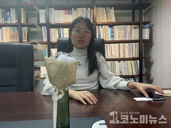 이소라 서울시의원이 지난 18일 서울시의원회관 도서관에서 1인 가구 정책에 대해 말하고 있다./ 사진=1코노미뉴스
