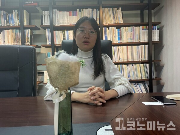 이소라 서울시의원이 지난 18일 서울시의원회관 도서관에서 1인 가구 정책에 대해 말하고 있다./ 사진=1코노미뉴스