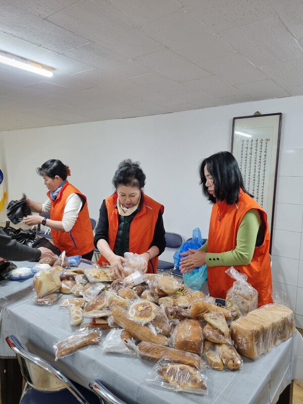 탈북난민인권연합회에서 구호 물품과 음식을 나눠먹는 나눔행사./ 사진=탈북난민인권연합회