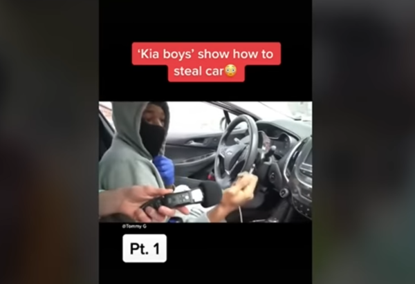 기아 보이즈(Kia Boys)라 불리는 청년들이 기아 자동차를 훔치는 법을 공개하고 있다. / 사진 = Tommy G 유튜브 캡처