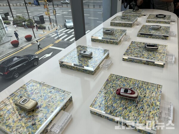  2층에 전시된 '모바일헤리티지존'은 옛날 삼성 제품을 전시해 삼성의 역사를 한 눈에 볼 수 있게 꾸몄다. / 사진 = 조가영 기자