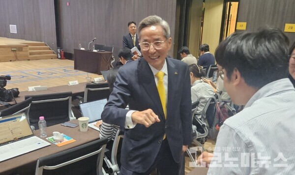윤종규 KB금융그룹 회장이 기자간담회가 종료된 후 기자들과 인사를 나누고 있다. / 사진 = 1코노미뉴스