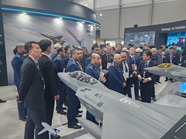 서울 ADEX 2023 KAI 전시관의 고정익 Zone에 방문한 UAE 공군사령관 일행이 제품 설명을 듣고 있다. / 사진 = KAI