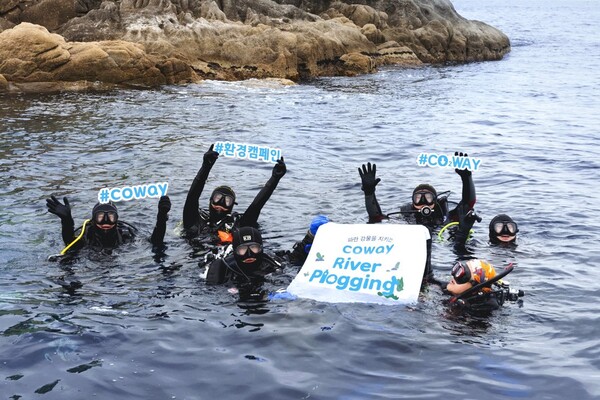 코웨이는 친환경 ESG 활동의 일환으로 다이빙 자격증을 소유한 임직원 봉사단과 함께 수중 플로빙 활동을 진행했다./ 사진 = 코웨이