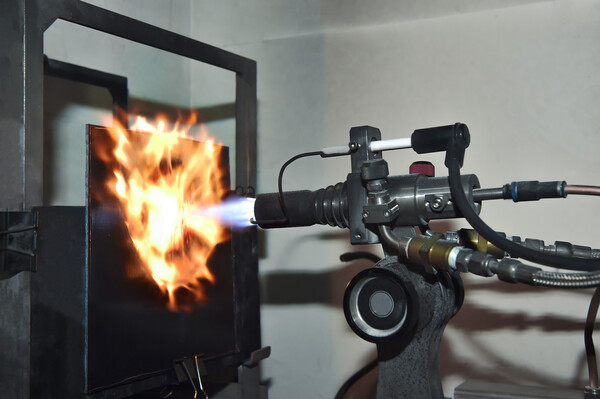 1,500℃ 이상의 열과 압력을 가해도 20분 이상 견디는 '특수 난연 CFT'의 테스트 모습./ 사진 = LG화학