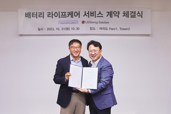 심장수 현대캐피탈 Auto사업본부장(왼쪽)과 김태영 LG에너지솔루션 서비스사업개발 TASK장. / 사진 = LG에너지솔루션