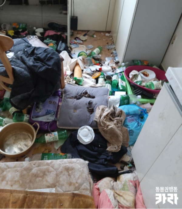 A씨의 집안 내부. 온갖 쓰레기들과 오물들로 가득찬 곳에서 동물들을 방치하고 있었다./사진=동물권행동 카라 홈페이지 사진 캡쳐