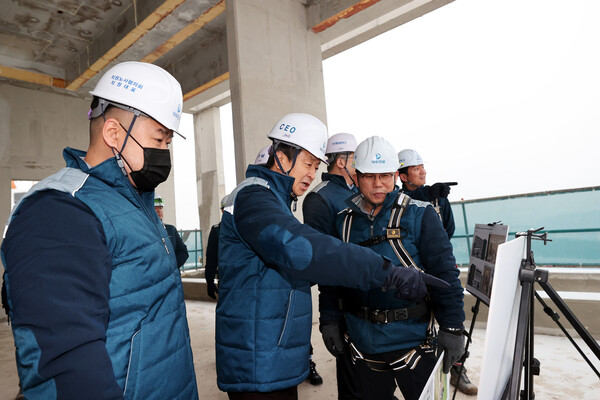 백정완 대우건설 사장(왼쪽에서 두 번째)은 인천 '왕길역 로열파크시티 푸르지오'에서 올해 첫 현장 안전점검을 실시했다./ 사진 = 대우건설