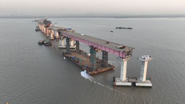 대우건설이 공사를 맡은 뭄바이 교량현장 최대 난코스 180m 강교./ 사진 = 대우건설