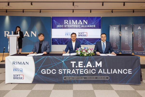 (좌측부터) 낭하석 소프트브릿지 대표(CEO) / 김경중 리만코리아 대표이사 / Pham Thai Son NTQ 솔루션 대표(CEO)./ 사진 = 리만코리아