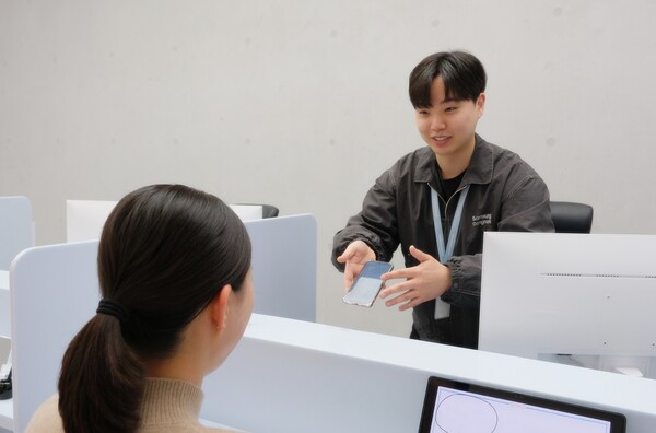 삼성강남센터에 방문한 고객이 휴대폰 상담을 받고 있다./ 사진 = 삼성전자서비스