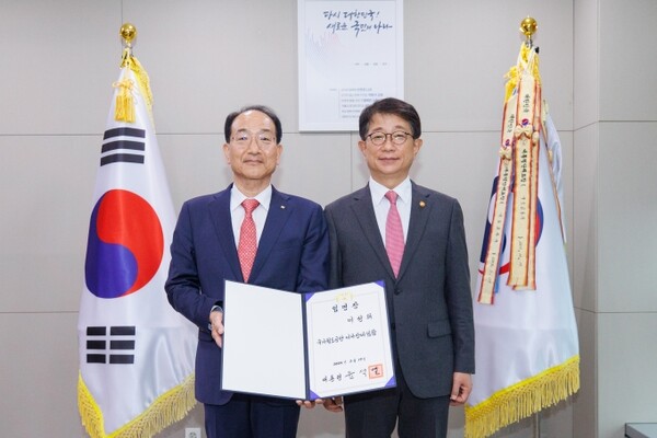 이성해 국가철도공단 신임 이사장(왼쪽)과 박상우 국토교통부 장관. / 사진 = 국토교통부