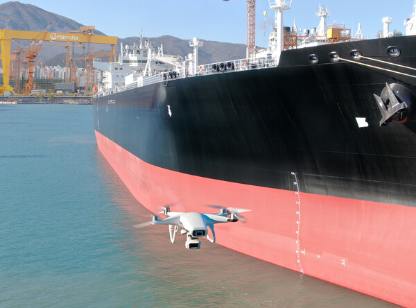 20일 한화오션은 드론과 AI 기술을 활용해 선박의 흘수를 촬영하고 측정하는 시스템을 개발했다고 밝혔다. / 사진 = 한화오션