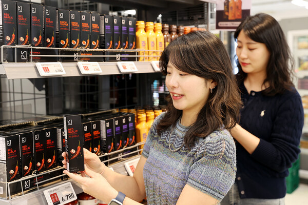 ﻿교촌에프앤비 직원들이 이마트에 진열된 'K1 소스' 상품을 살펴보고 있다./ 사진 = 교촌에프앤비