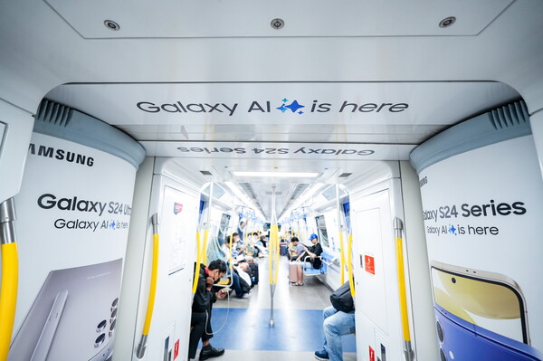 '갤럭시 S24'와 '갤럭시 AI' 이미지로 랩핑된 말레이시아 쿠알라룸푸르 지하철 내·외부./ 사진 = 삼성전자