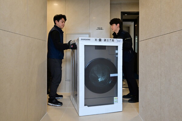 삼성전자 일체형 세탁건조기 '비스포크 AI 콤보'가 배송되는 모습./ 사진 = 삼성전자