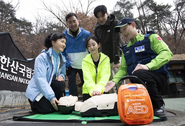 ﻿에스원 임직원이 공원 관계자에게 AED사용법을 안내하고 있다./ 사진 = 에스원