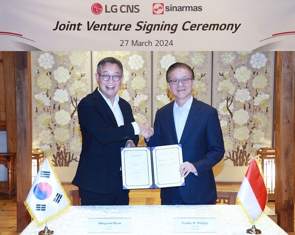 LG CNS가 지난 27일 인도네시아 시나르마스와 합작법인 설립을 위한 투자 계약을 체결했다고 28일 밝혔다. 현신균 LN CNS 대표(왼쪽)과 프랭키 우스만 위자야 시나르마스 회장. / 사진 = LG CNS