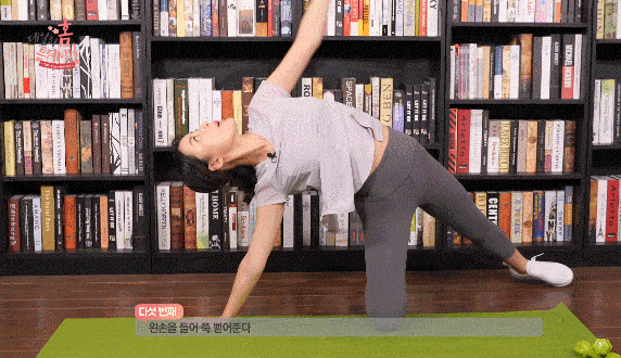 황아영 홈 트레이닝 마스터가 '와일드 씽' 동작을 시연하고 있다./영상=베리미디어 내 데일리 홈 트레이닝 시즌1 캡처
