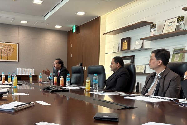 비노드 필립 국제비즈니스 그룹장(왼쪽에서 첫 번째) 등 ICICI Lombard 핵심 경영진이 미팅을 진행하고 있다. / 사진 = SK증권 