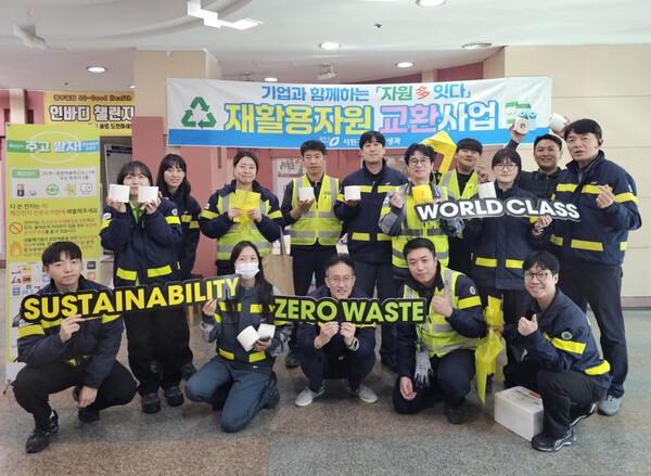 지난 24일 오비맥주 청주공장에서 임직원들이 재활용 교환사업에 참여하고 기념촬영을 하고 있다./사진 = 오비맥주
