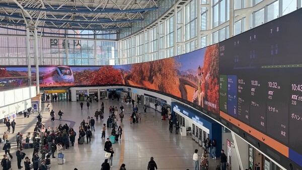 지난 9월 코레일유통이 서울역 맞이방에 설치한 초대형 디지털 전광판 '플랫폼111' 모습./사진 = 코레일유통