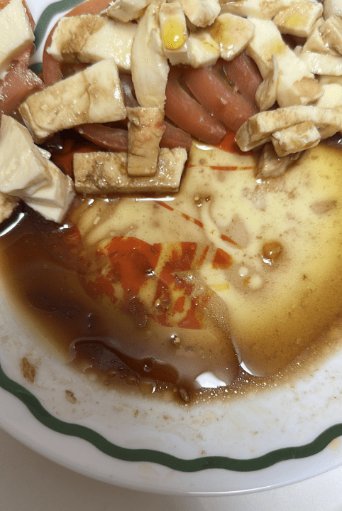 접시에 프린팅됐던 랍스터 모양 잉크가 떨어져 음식 위에 둥둥 떠다니는 모습./ 사진 = 온라인 커뮤니티 갈무리 