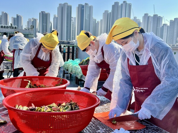 세아상역 임직원들이 채소를 손질하는 모습. / 사진 = 글로벌세아그룹